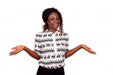 Güzel genç bir kadın ayakta ve kollarını kaldırıyor. Kameraya bakıp gülümsüyor.