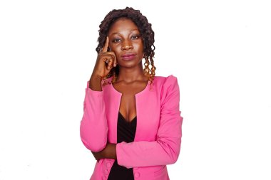 Pembe ceketli, kıvırcık saçlı ve şakağına dokunan düşünceli genç bir kadın.