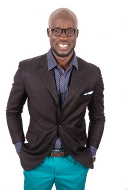 Siyah ceket ve optik gözlük takan yakışıklı genç işadamı iki eli cebinde kameraya bakarken gülümsüyor.