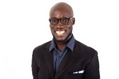 Siyah ceketli ve optik gözlüklü yakışıklı genç işadamı gülümseyen kameraya bakıyor.