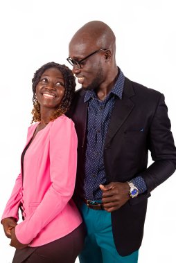 Güzel, genç ve aşık bir çift Afrikalı kocasının kollarında gülümserken.