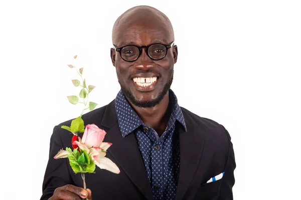 Вродливий Усміхаючись Молодий Чоловік Чорній Куртці Окулярах Тримає Букет Квітів — стокове фото