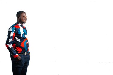 Ciddi genç iş adamları yan yana duruyor ve ceplerinde el ele tutuşuyorlar.