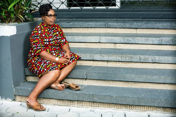 Beautiful Mature Woman Wearing Eyeglasses Sitting Stairs Looking Aside — Stock Photo, Image
