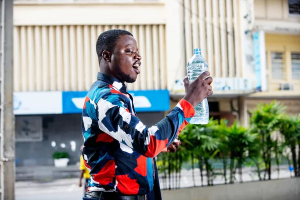 Красивый Молодой Бизнесмен Стоящий Рубашке Держащий Пьющий Минеральную Воду Пластиковой — стоковое фото