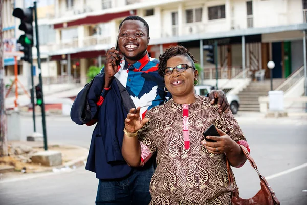 Yetişkin Ortakları Merkezinin Yanındaki Sokakta Kameraya Bakarken Gülümsüyor — Stok fotoğraf
