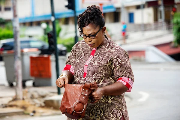 Bela Mulher Vestido Tradicional Livre Olhando Sua Bolsa — Fotografia de Stock