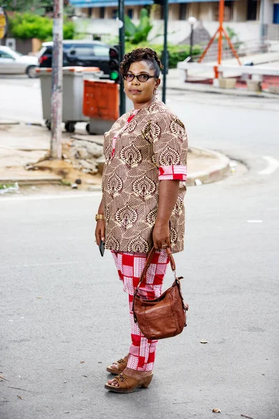 Bela Mulher Vestido Tradicional Livre Segurando Bolsa Enquanto Olha Para — Fotografia de Stock