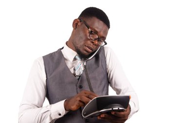 Yakışıklı genç işadamı sabit hatlı bir hat tutuyor ve beyaz arka plandan izole edilmiş önemli bir arama yaparken bir numarayı arıyor.