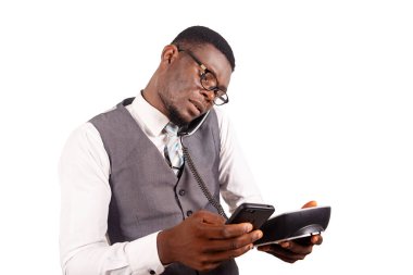 Yakışıklı genç işadamı elinde siyah bir cep telefonu tutarken önemli bir arama yaparken bir numarayı çeviriyor..