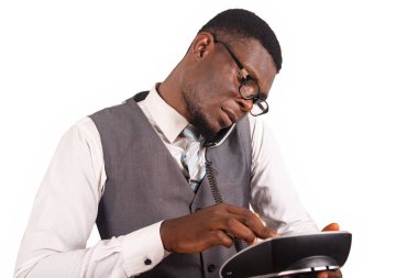 Siyah bir cep telefonu kullanarak gözlük takan yakışıklı bir iş adamı..