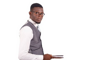 Genç işadamı kırmızı bir günlük tutarak yan yana duruyor ve beyaz arka planda izole edilmiş kameraya bakıyor.