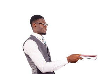 Genç işadamı, beyaz arka planda tek başına durup, kırmızı bir günlük tutarken ve sırıtırken,