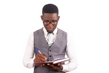 Beyaz arka planda duran yelekli yakışıklı bir işadamı günlüğüne şöyle yazmış: