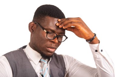 Genç iş adamı gözlük takıyor ve beyaz arka planda izole edilmiş baş ağrısından muzdarip.