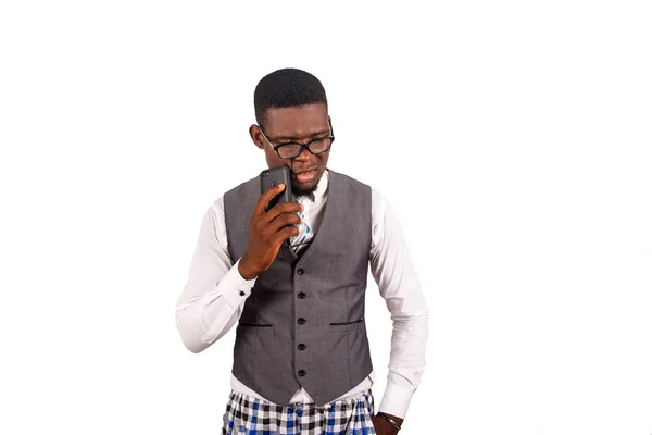 Gri Takım Elbiseli Yansıtıcı Gözlüklü Cep Telefonlu Ciddi Bir Adamı — Stok fotoğraf