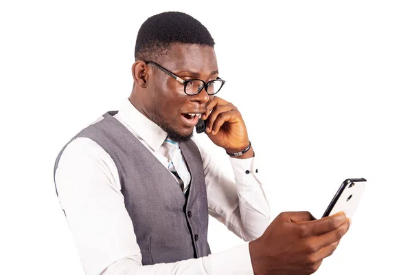 Yakışıklı Genç Işadamı Telefonda Konuşuyor Elinde Bir Cep Telefonu Kullanıyor — Stok fotoğraf