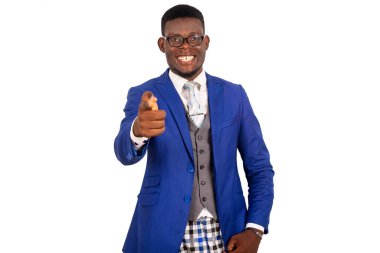 Ceketli yakışıklı genç işadamı beyaz arka planda tek başına gülümseyerek baş parmağını gösteriyor.