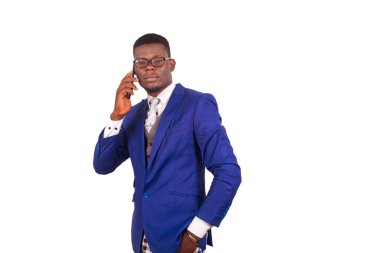 Ceketli genç işadamı beyaz arka planda tek başına duruyor.