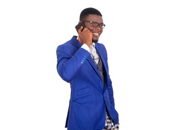 Cep telefonuyla gülümseyen yakışıklı bir iş adamının portresi.