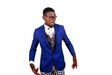 Soyutlanmış beyaz arka plandaki genç yakışıklı iş adamı şaşırmış ve korkmuş.