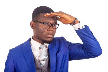 Mavi ceketli, gözlüklü genç bir işadamı.