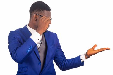 Mavi ceket giyen genç bir işadamı kolunu yana uzatıyor.