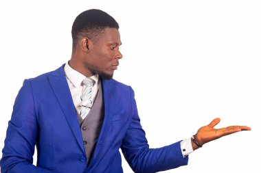 Mavi ceket giyen genç bir işadamı kolunu yana uzatıyor.