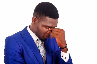 Üzgün, utangaç, düşünceli, kapalı gözlerle izole beyaz arka plana bakan bir portre.