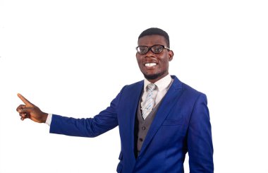 Mutlu gözlük takan yakışıklı genç bir iş adamı. Yüzü, eli ve parmağı ile işaret eden bir gülümseme. Ve gülümseyen kameraya bakıyor.