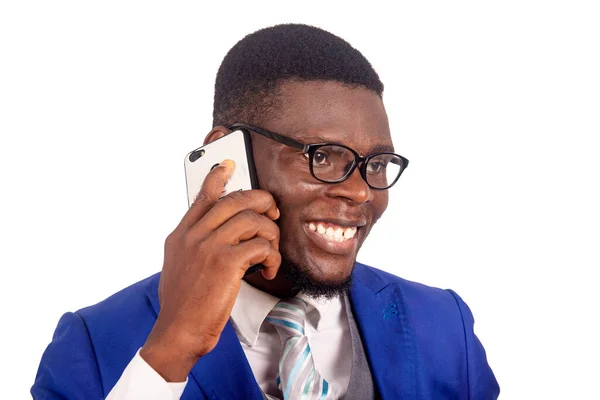 Красивый Молодой Бизнесмен Синей Куртке Разговаривает Мобильному Телефону Улыбаясь — стоковое фото