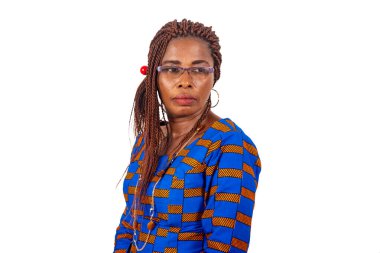 Güzel, yetişkin bir iş kadını geleneksel peştamallı bir şekilde kameraya bakıyor..