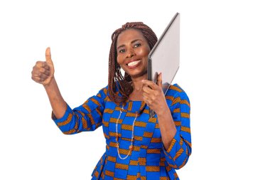 Güzel yetişkin bir kadın omzunda bilgisayar taşıyor ve parmağını kaldırıyor. Gülümsüyor.