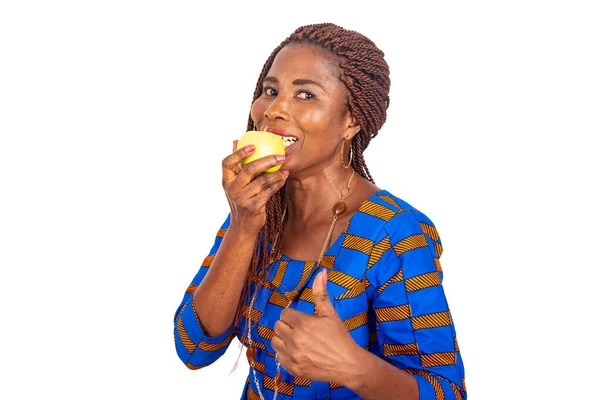 Mujer Negocios Adulta Comiendo Manzana Fresca Mostrando Pulgar Hacia Arriba —  Fotos de Stock
