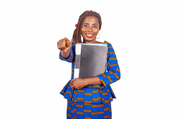 Krásná Africká Podnikatelka Tradičních Šatech Stojící Bílém Pozadí Nosí Poznámkový — Stock fotografie