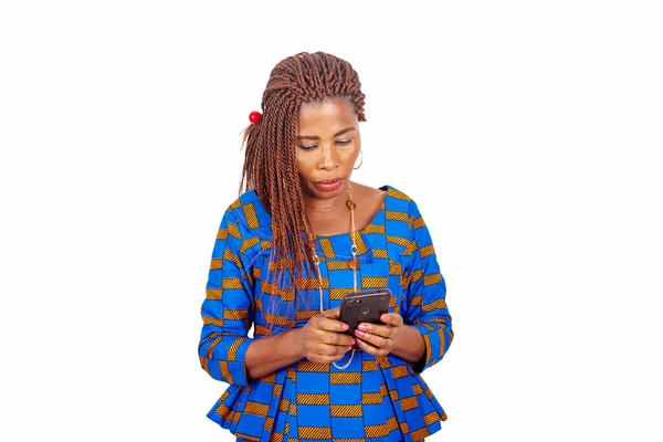 Красивая Взрослая Деловая Женщина Традиционной Набедренной Повязке Помощью Мобильного Телефона — стоковое фото