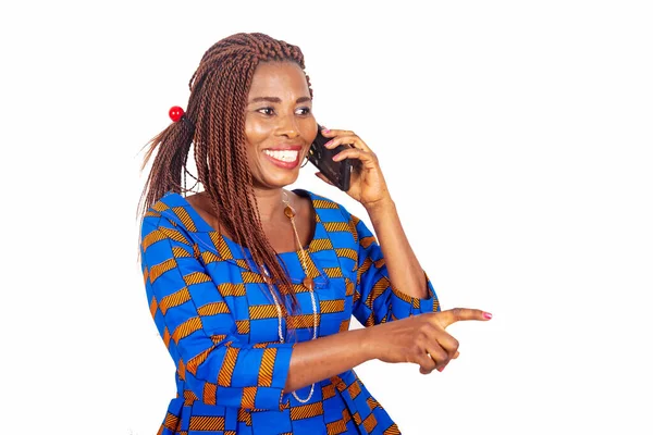 Красивая Взрослая Деловая Женщина Традиционной Набедренной Повязке Говорит Мобильному Телефону — стоковое фото