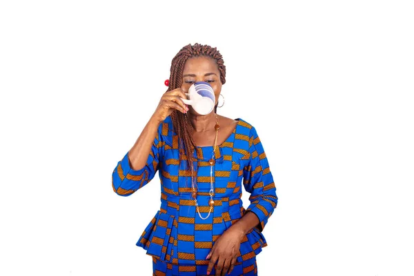 Όμορφη Ενήλικη Γυναίκα Φορώντας Ένα Παραδοσιακό Loincloth Πίνοντας Τσάι Καφέ — Φωτογραφία Αρχείου