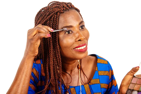 Schöne Afrikanische Frau Traditioneller Kleidung Sitzt Auf Weißem Hintergrund Und — Stockfoto