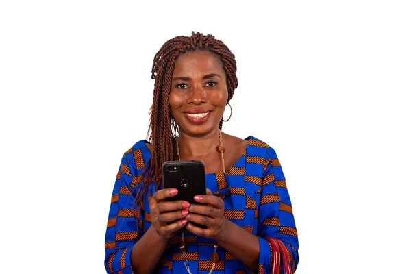 Piękna Dorosła Bizneswoman Ubrana Tradycyjne Przepaski Telefonem Komórkowym Uśmiechnięta — Zdjęcie stockowe