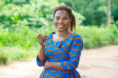 Geleneksel peştemalli güzel bir iş kadını doğaya bakıyor ve gülümsüyor..