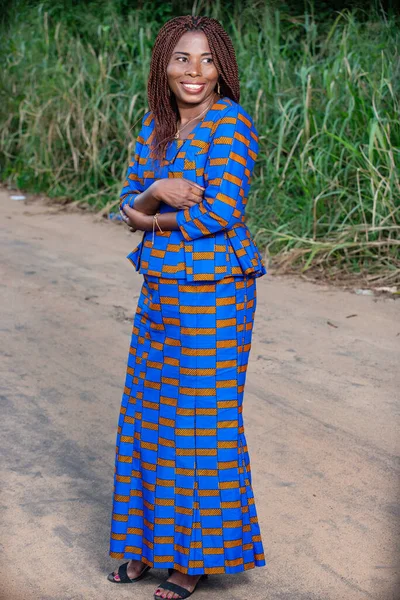 Όμορφη Ενήλικη Επιχειρηματίας Φορώντας Παραδοσιακά Loincloth Crossing Όπλα Και Κοιτάζοντας — Φωτογραφία Αρχείου
