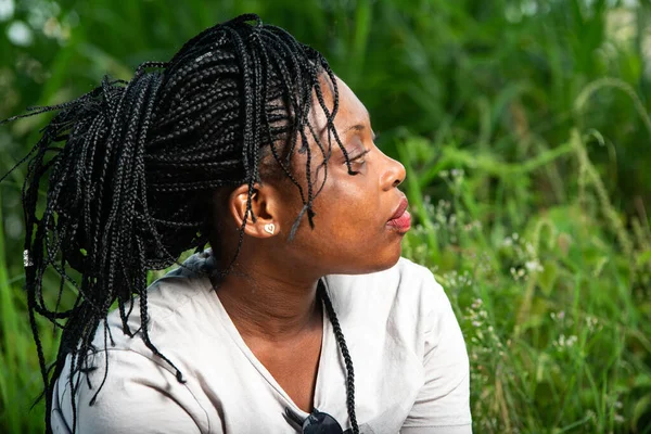 Een Jonge Vrouw Zit Een Park Weg Kijken — Stockfoto