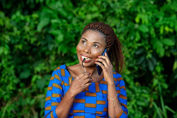 Красивая Взрослая Деловая Женщина Стоящая Парке Разговаривающая Мобильному Телефону Рамками — стоковое фото