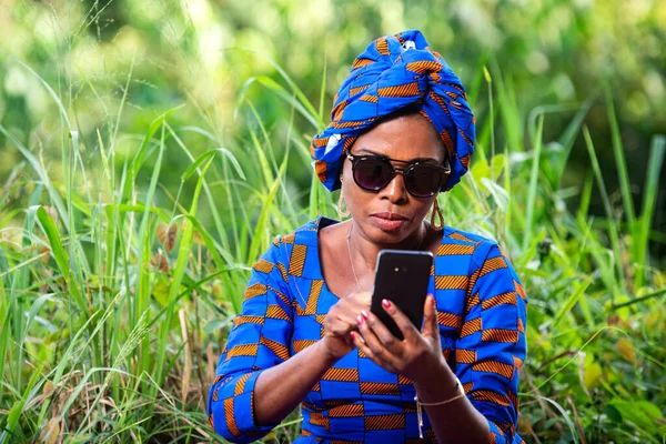 Bela Mulher Adulta Negócios Usando Óculos Sol Usando Telefone Celular — Fotografia de Stock