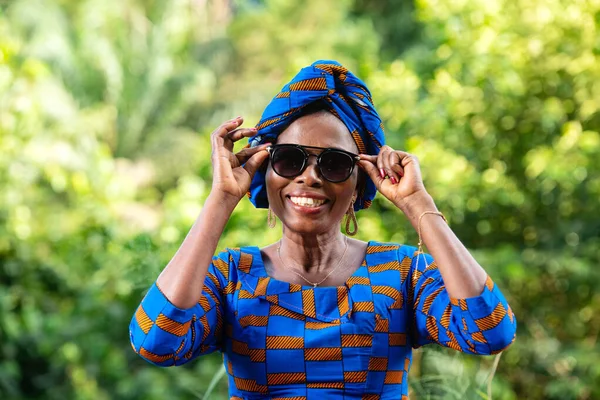 Όμορφη Ενήλικη Επιχειρηματίας Στέκεται Στο Πάρκο Φορώντας Γυαλιά Ηλίου Χαμογελώντας — Φωτογραφία Αρχείου