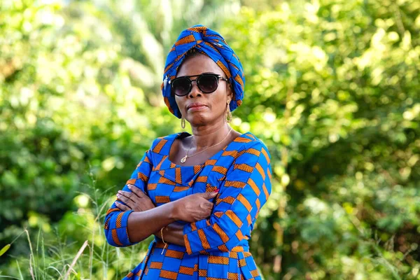 Όμορφη Ενήλικη Επιχειρηματίας Στέκεται Στο Πάρκο Φορώντας Γυαλιά Ηλίου Και — Φωτογραφία Αρχείου