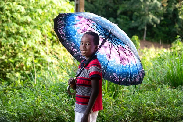 Entzückende Kleine Süße Junge Steht Park Mit Einem Regenschirm Lächelnd — Stockfoto