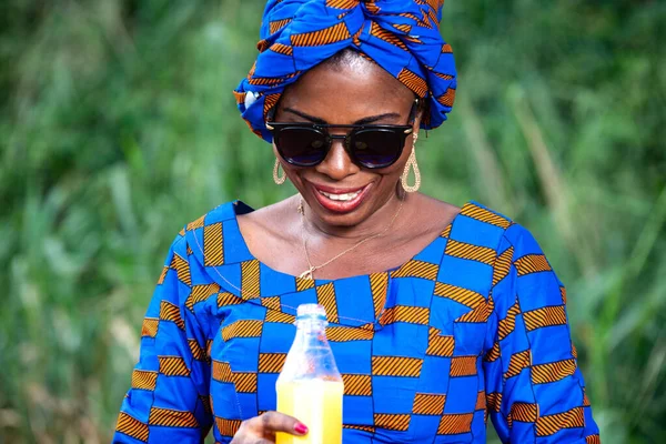 Uma Bela Mulher Africana Madura Vestido Tradicional Campo Olhando Para — Fotografia de Stock