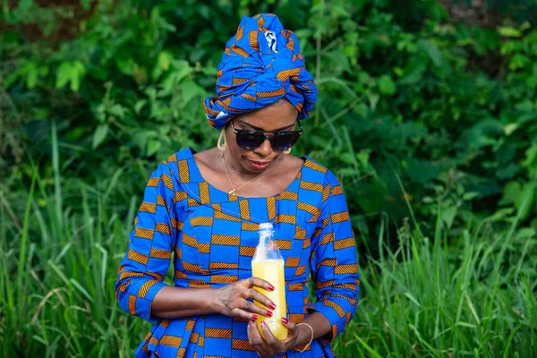 Uma Bela Mulher Africana Madura Vestido Tradicional Campo Olhando Para — Fotografia de Stock